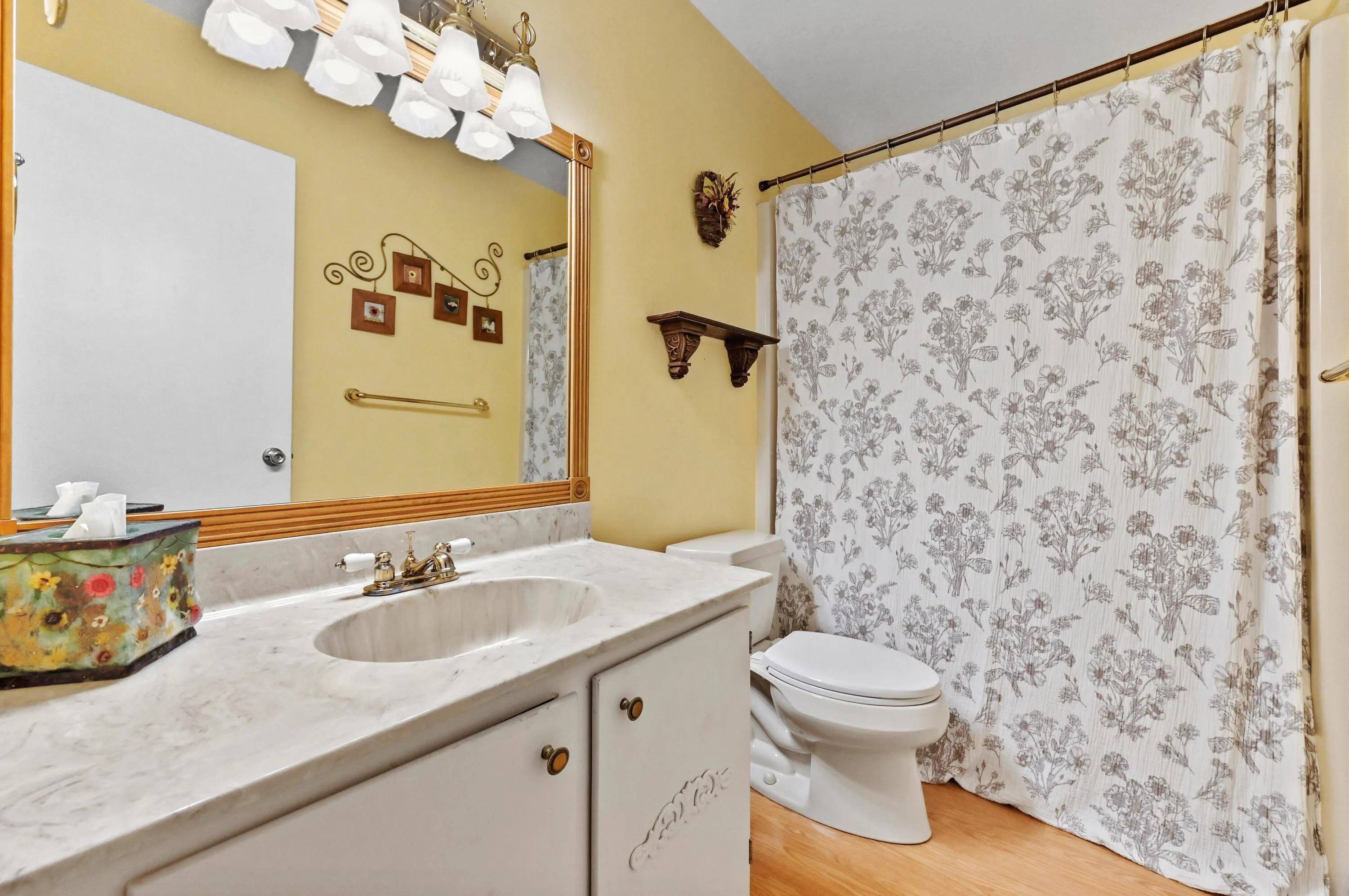 25 Bathroom 01