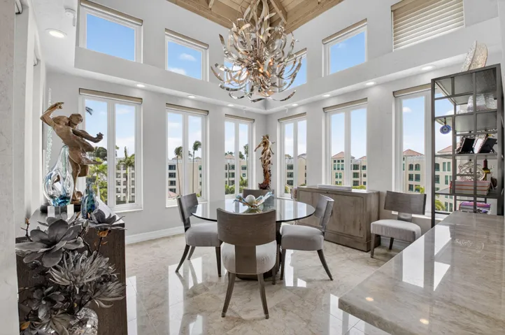 STUNNING WATERFRONT DINING