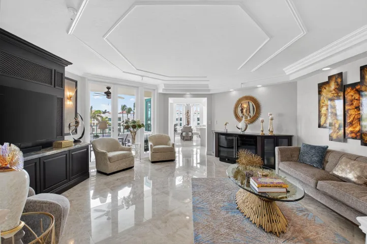 OPEN LIVING AREA