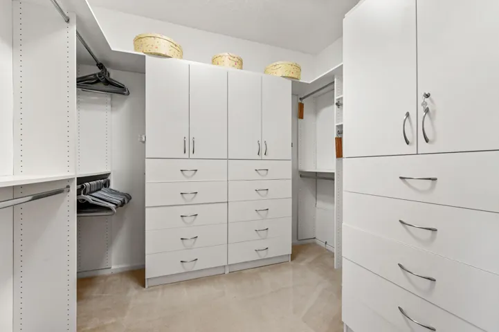 27 Closet 01