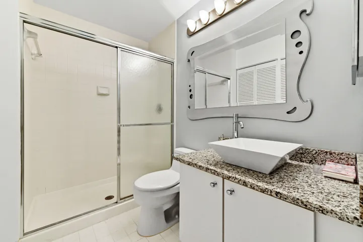 21 Bathroom 02