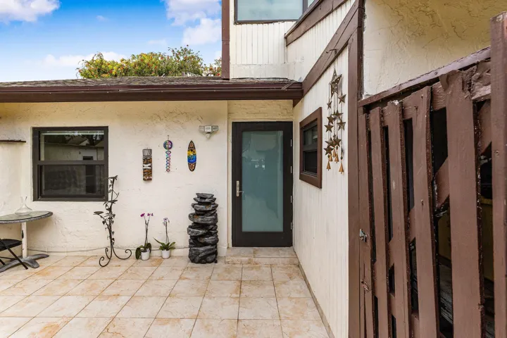 004-1875AbbeyRoad-WestPalmBeach-FL-33415