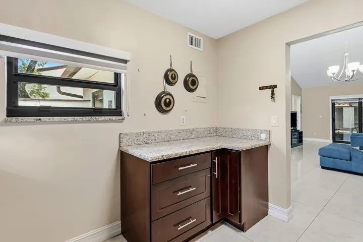 009-1875AbbeyRoad-WestPalmBeach-FL-33415