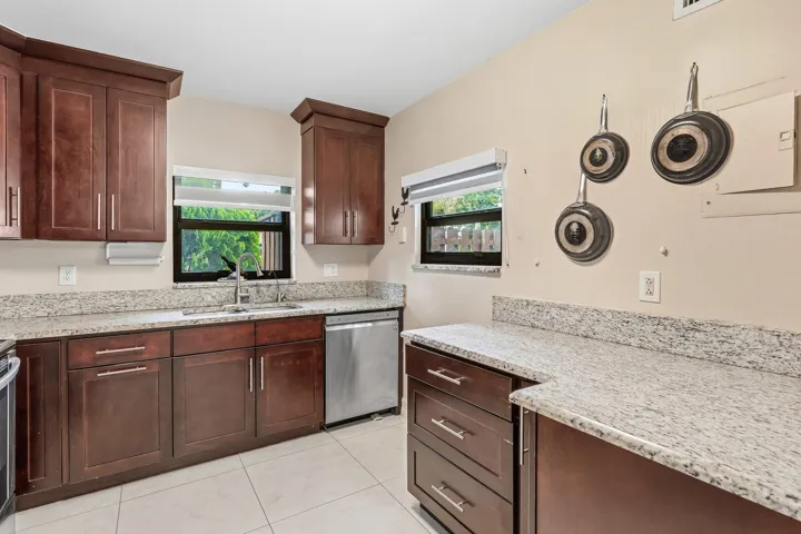 007-1875AbbeyRoad-WestPalmBeach-FL-33415