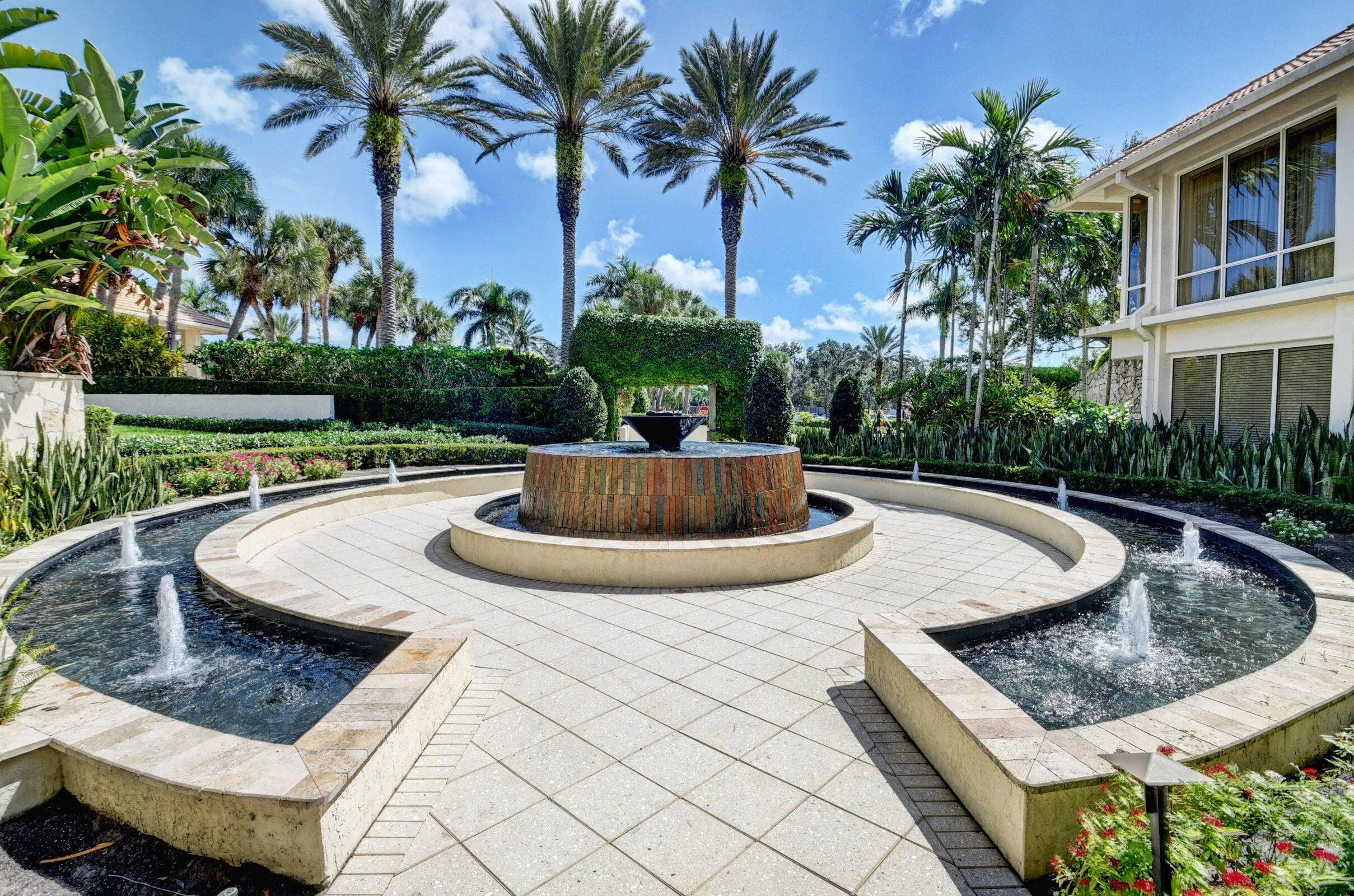 Hunters Run MainClubhouse Side Fountains
