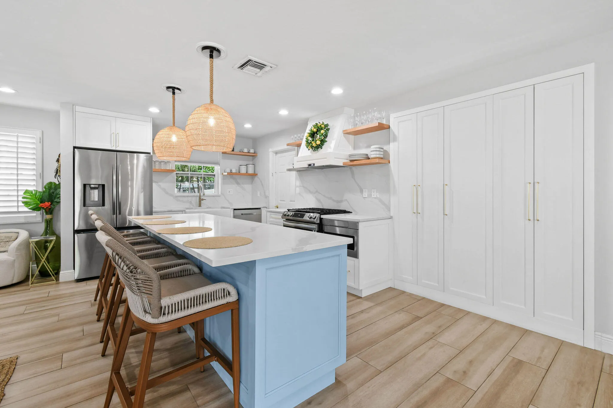 8110WLakeDr(9)