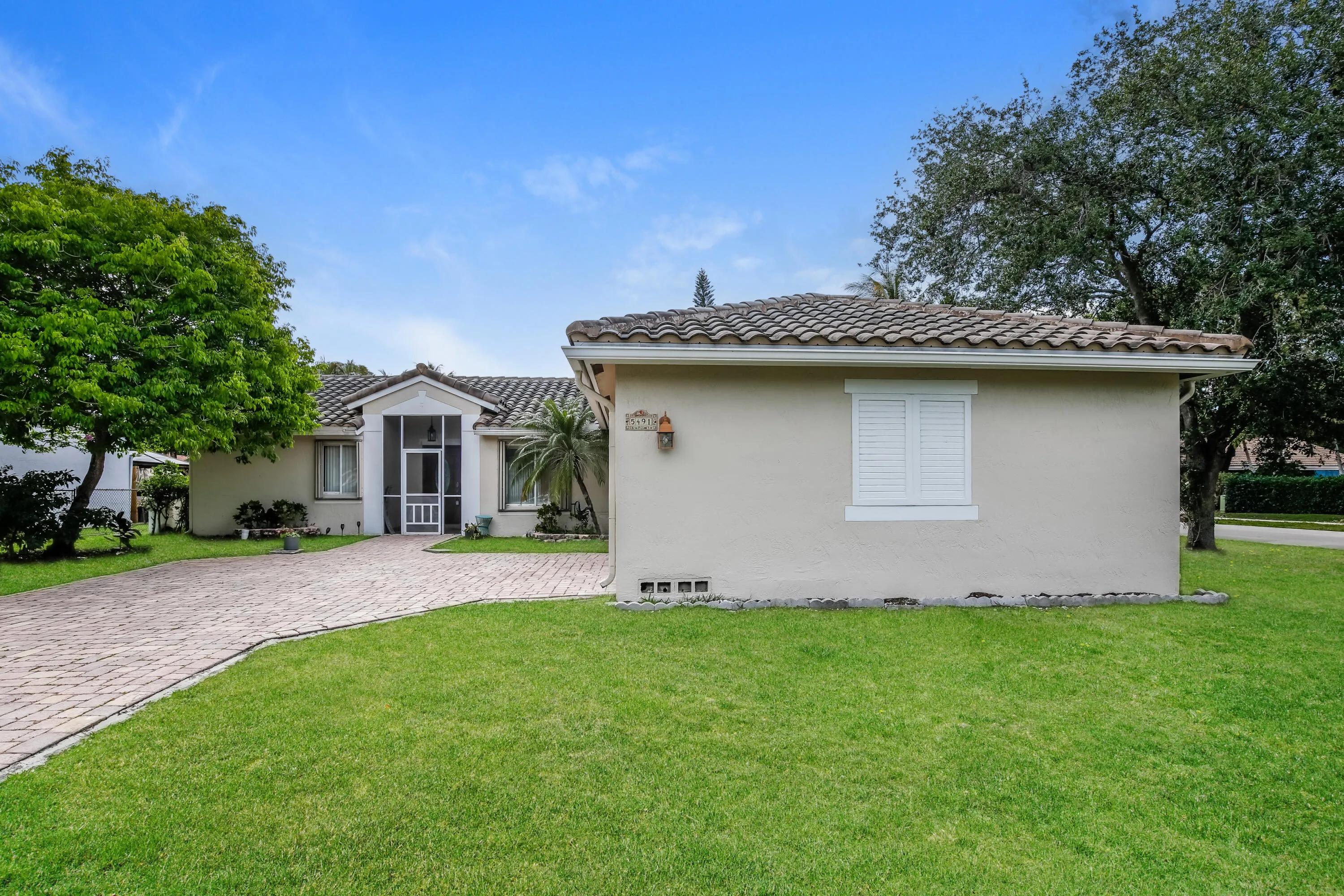 013-photo-front-view-15313548