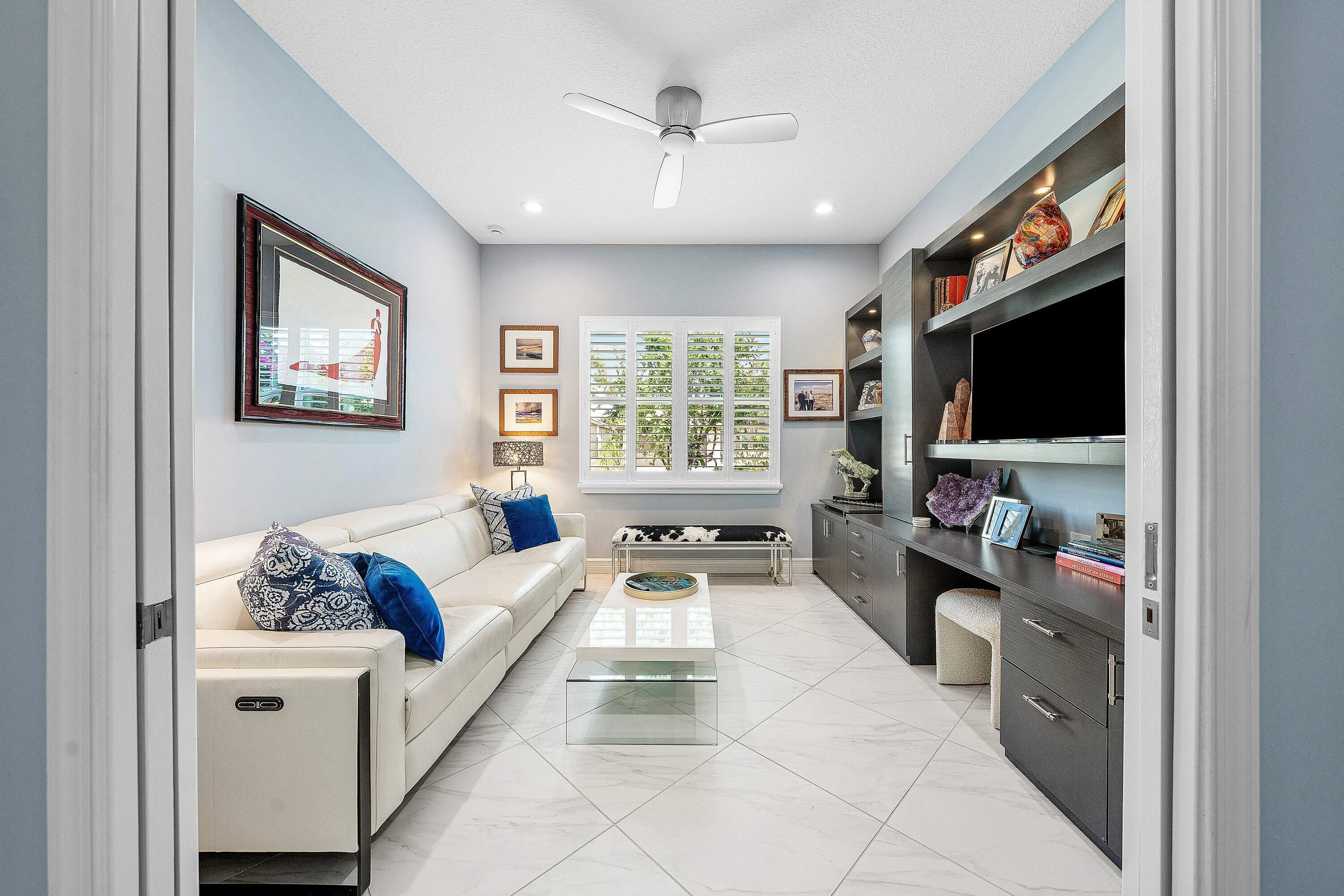 Den/Guest Bedroom With Built-In