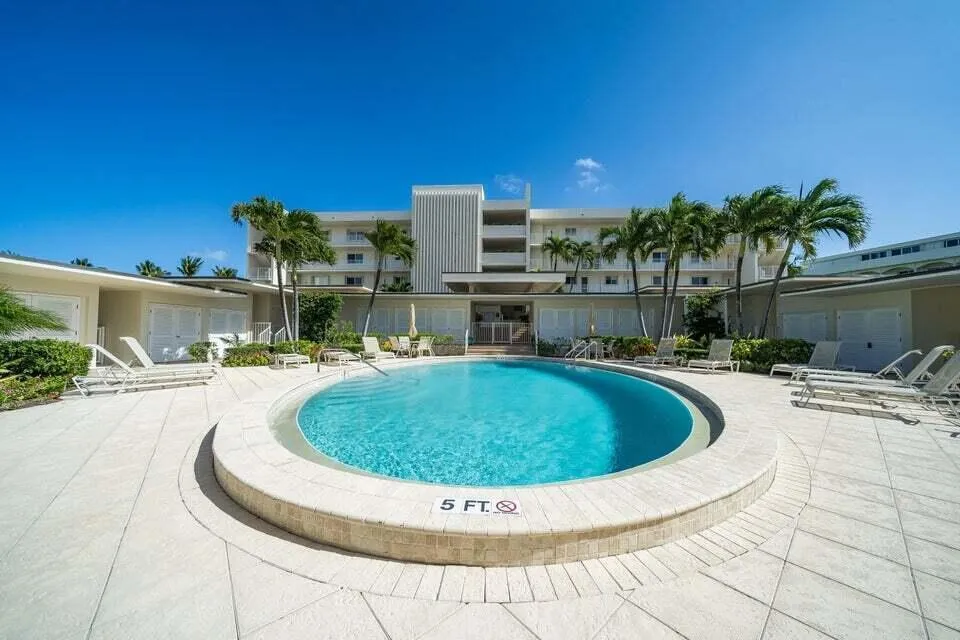 Island House pool
