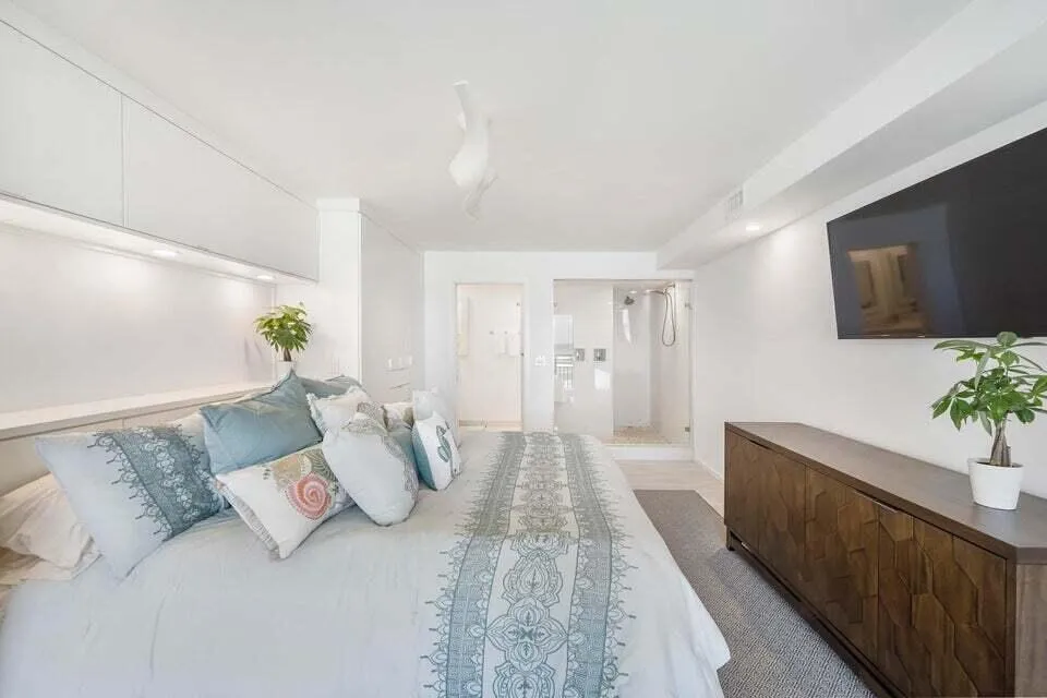 Island house Primary Suite