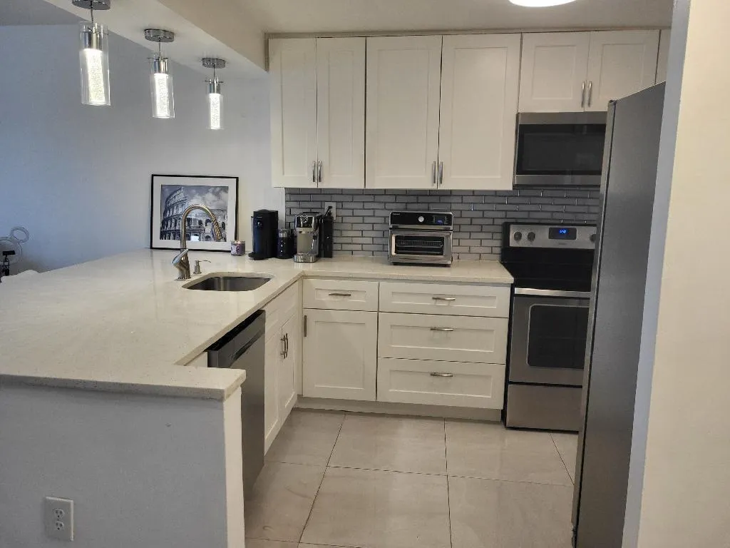 Lots of Kitchen Cabinets