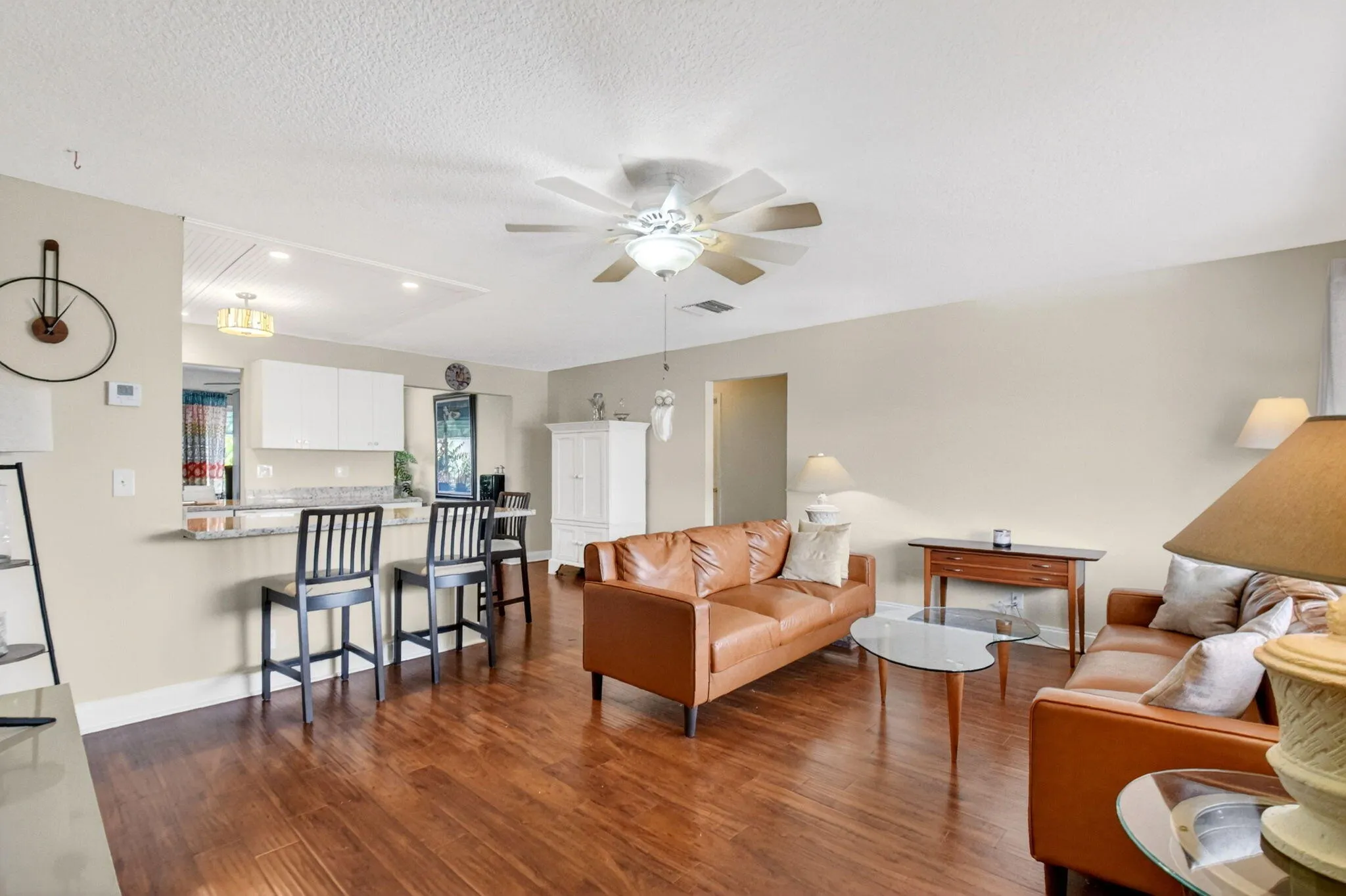 Light and bright living room area