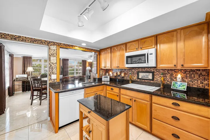 020-2741Northeast52ndStreet-LighthousePo