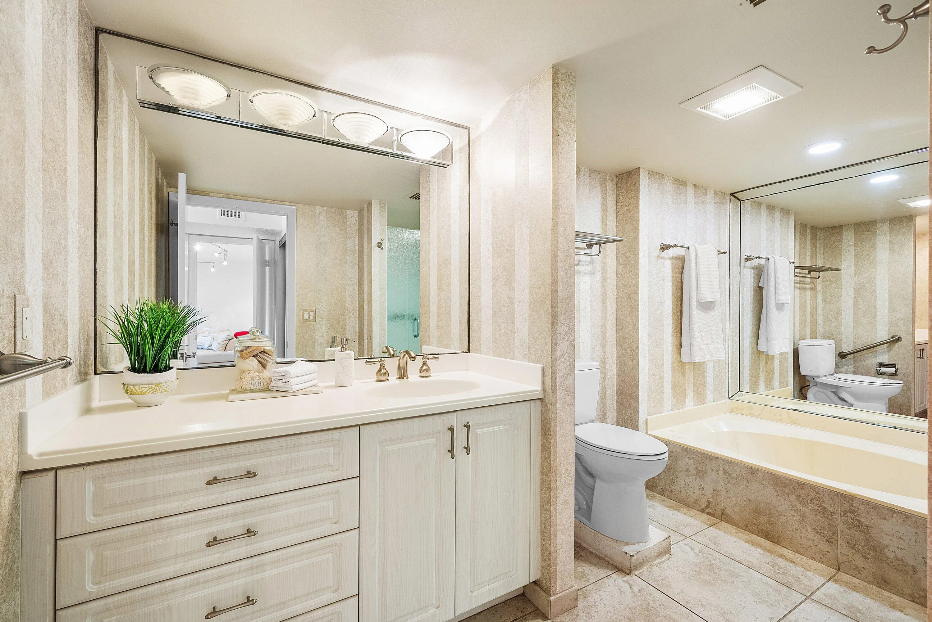 Primary En-Suite Bathroom