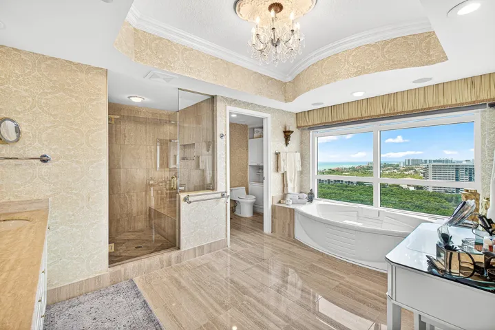 LARGE SHOWER WITH BENCH