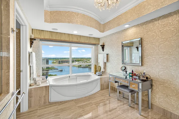 SPA TUB WITH AMAZING VIEWS!