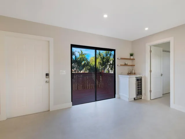 Foyer Wine Station