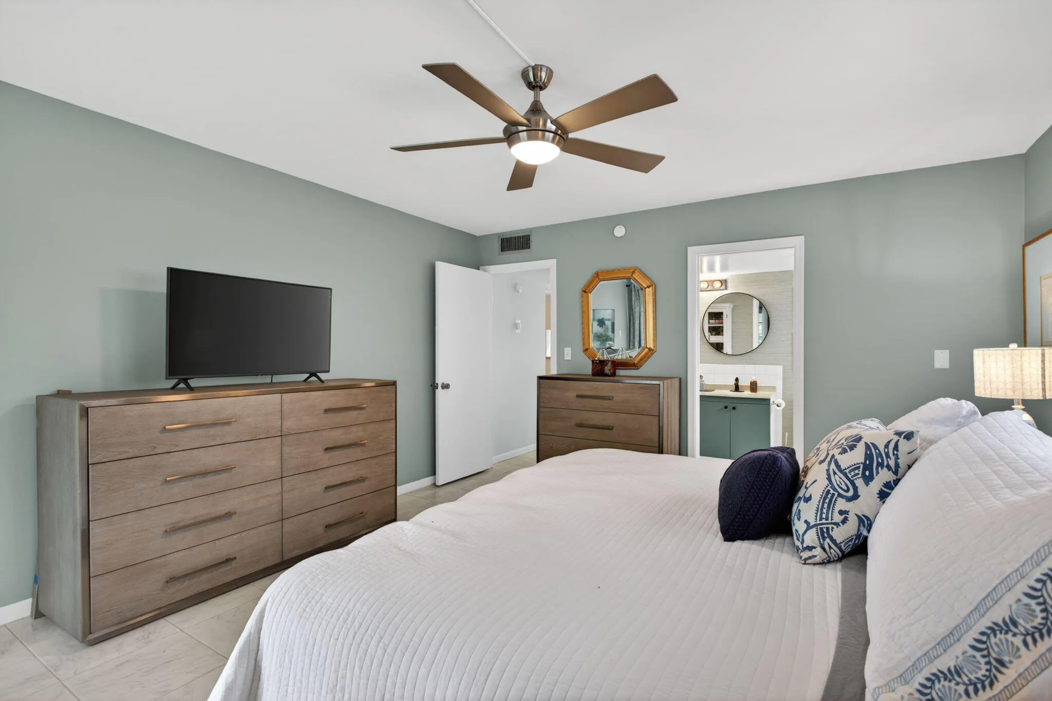 MAIN BEDROOM