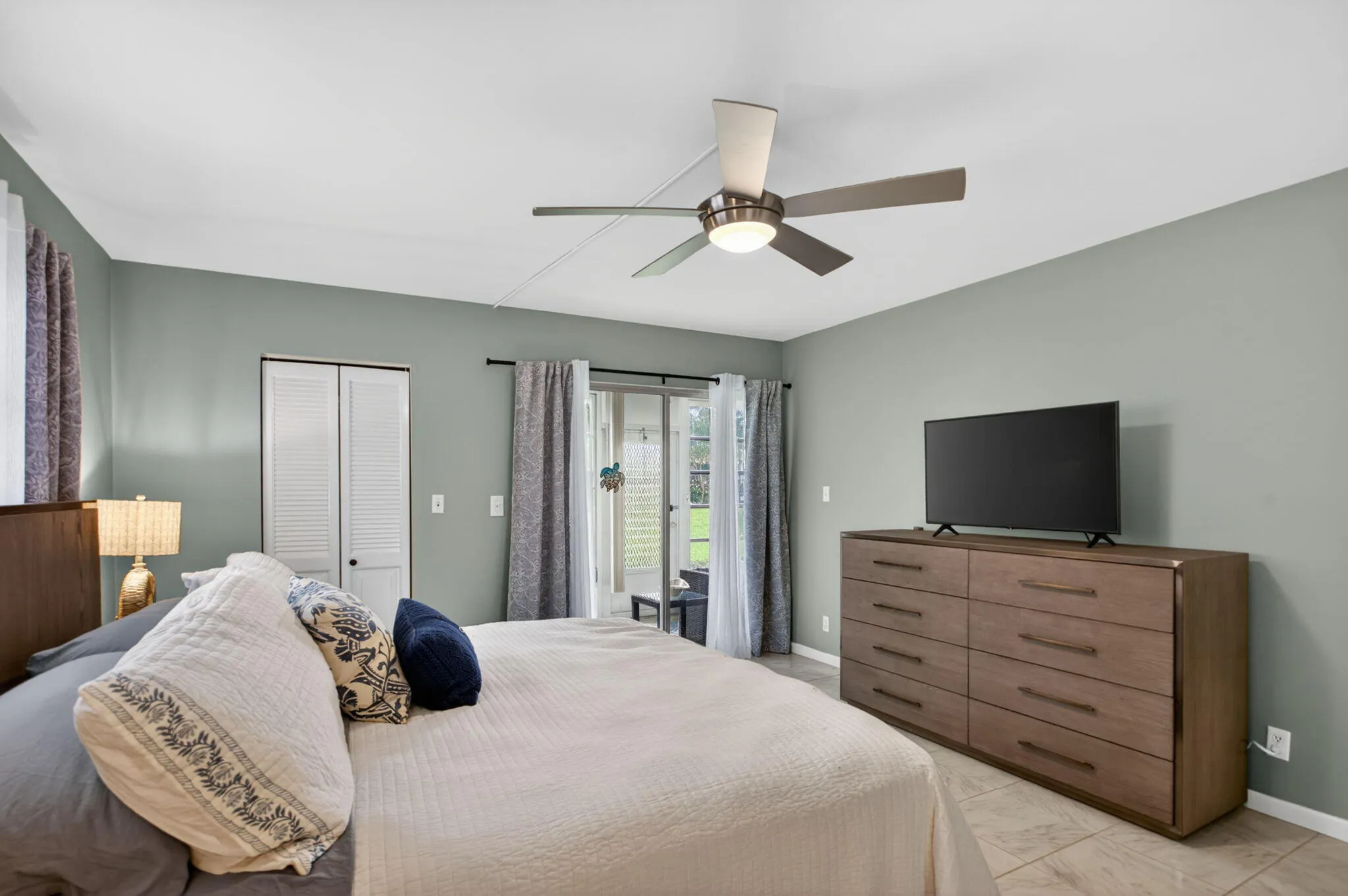 MAIN BEDROOM