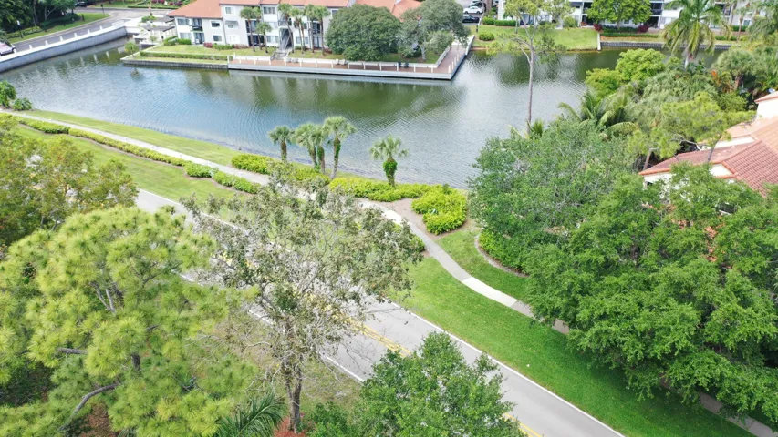 Great Walking Path around the Lake