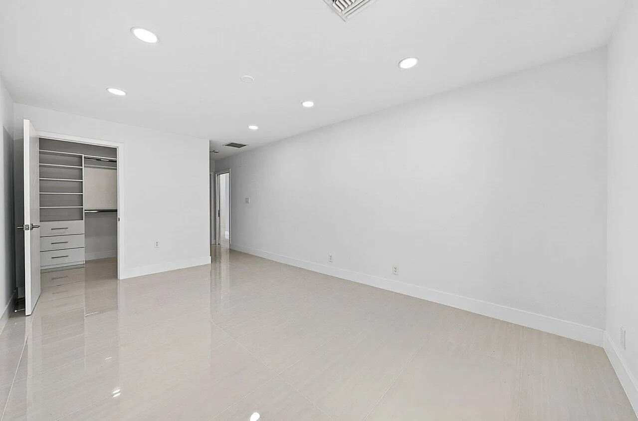 023-4887BocaireBoulevard