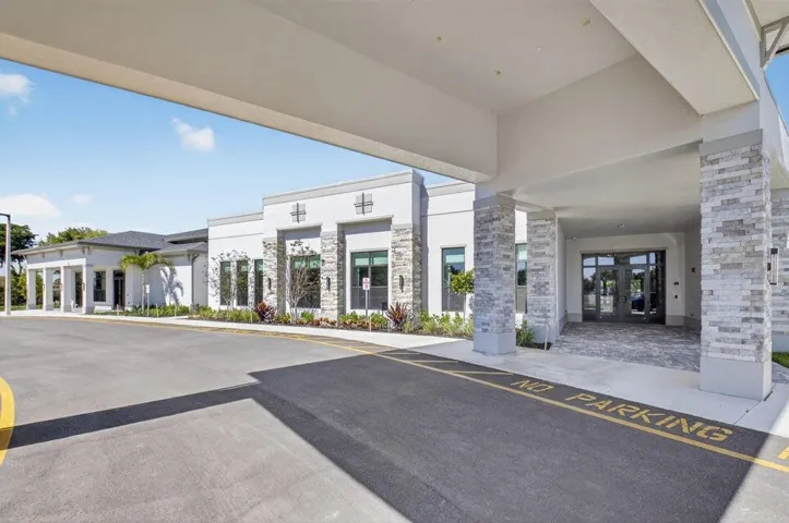 Palm Greens entrance to clubhouse