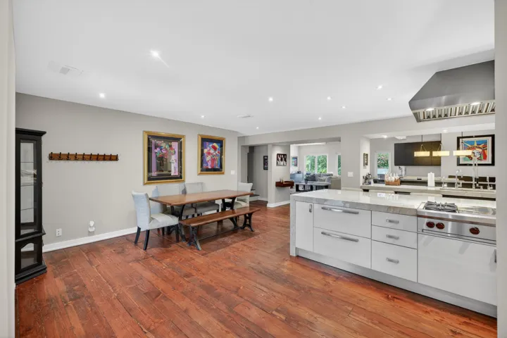 Breakfast Area & Kitchen