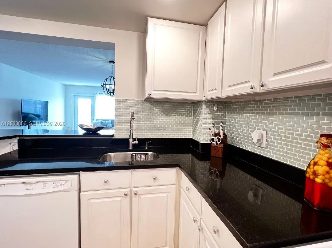 OPEN COUNTER KITCHEN