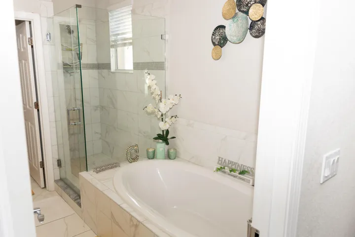 1000074831