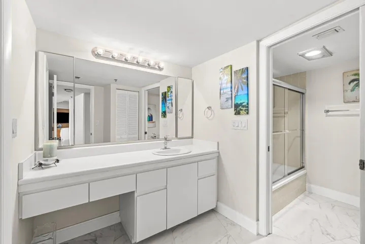 EN SUITE BATHROOM