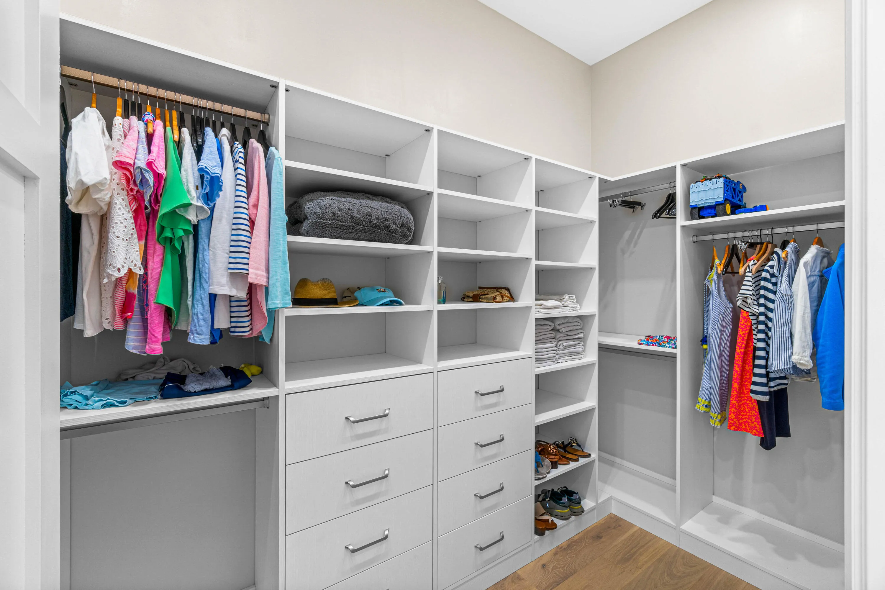 WALK IN CLOSET