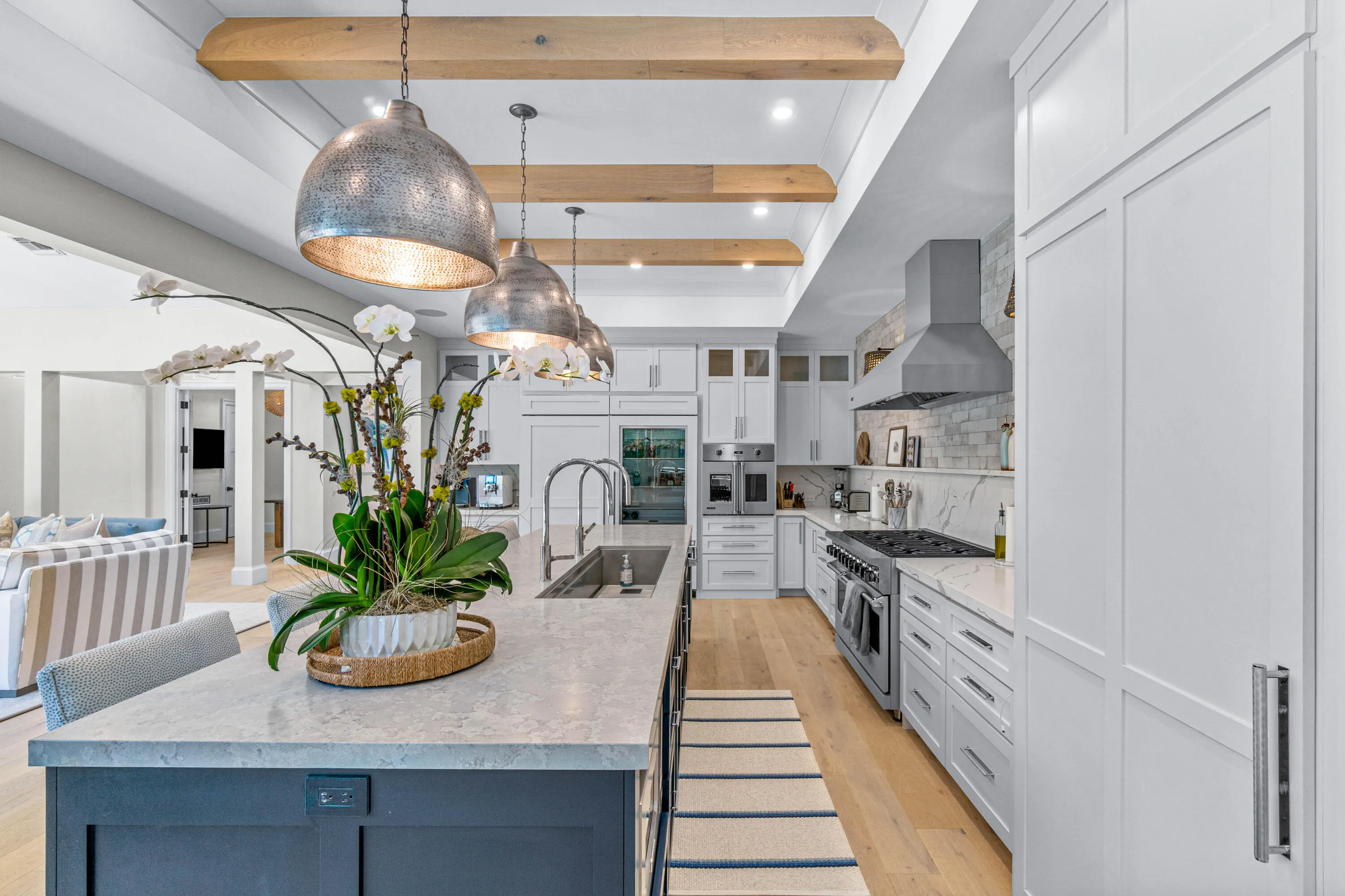 LARGE KITCHEN