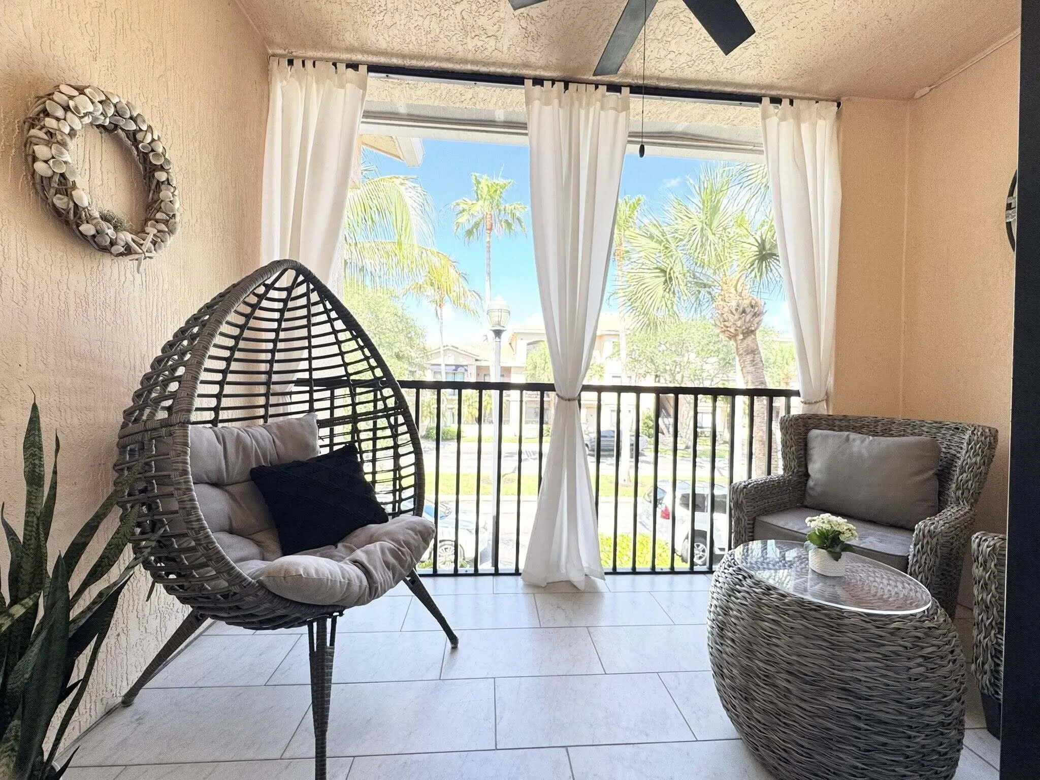Screened balcony w/tile