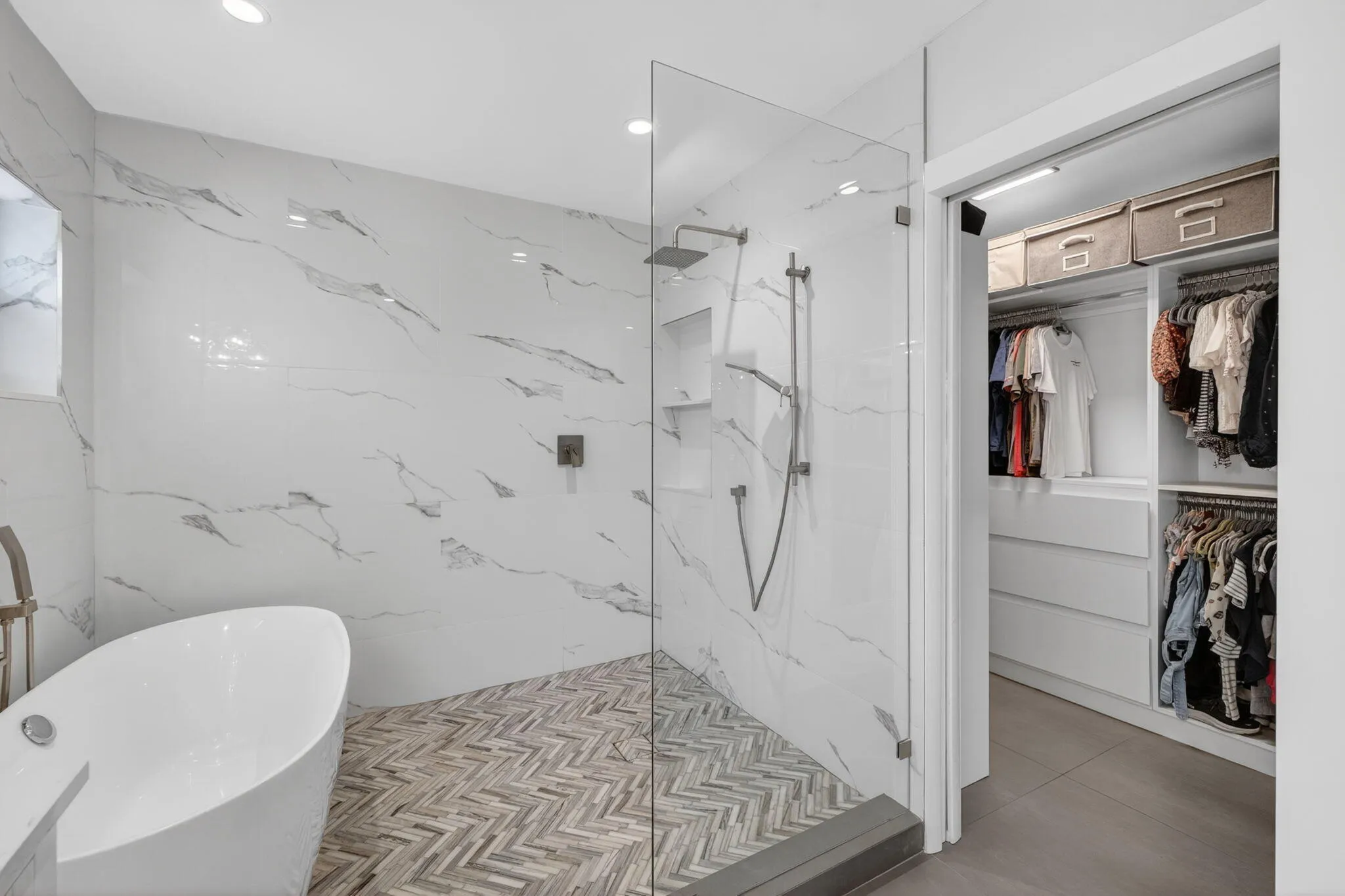 4460-Master Closet Peak
