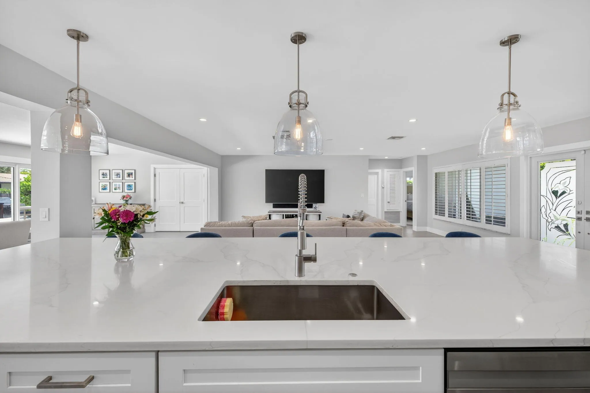 4460-Kitchen view to Liv Rm