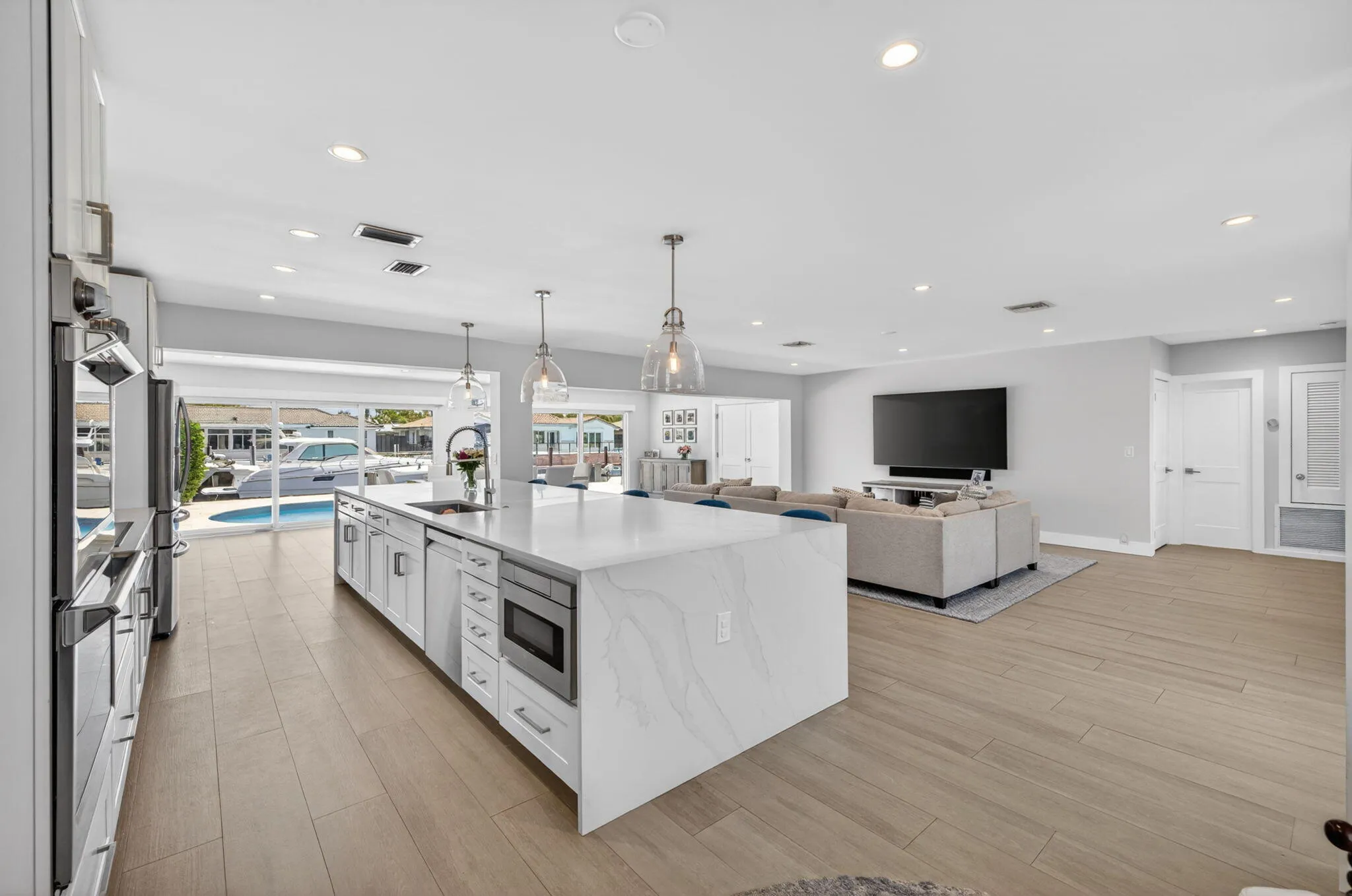 4460-Kitchen view 3