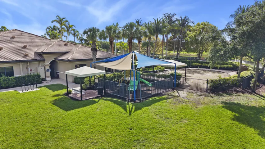 41_the marbella lakes clubhouse - playgr