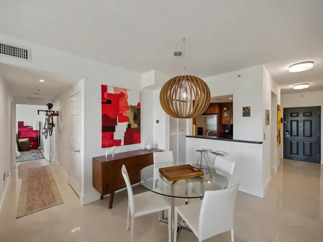 ENTRANCE / DINNER SPACE