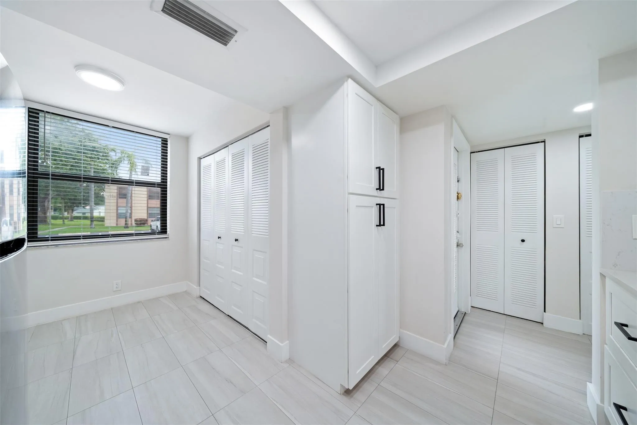 Entry to kitchen & breakfast area