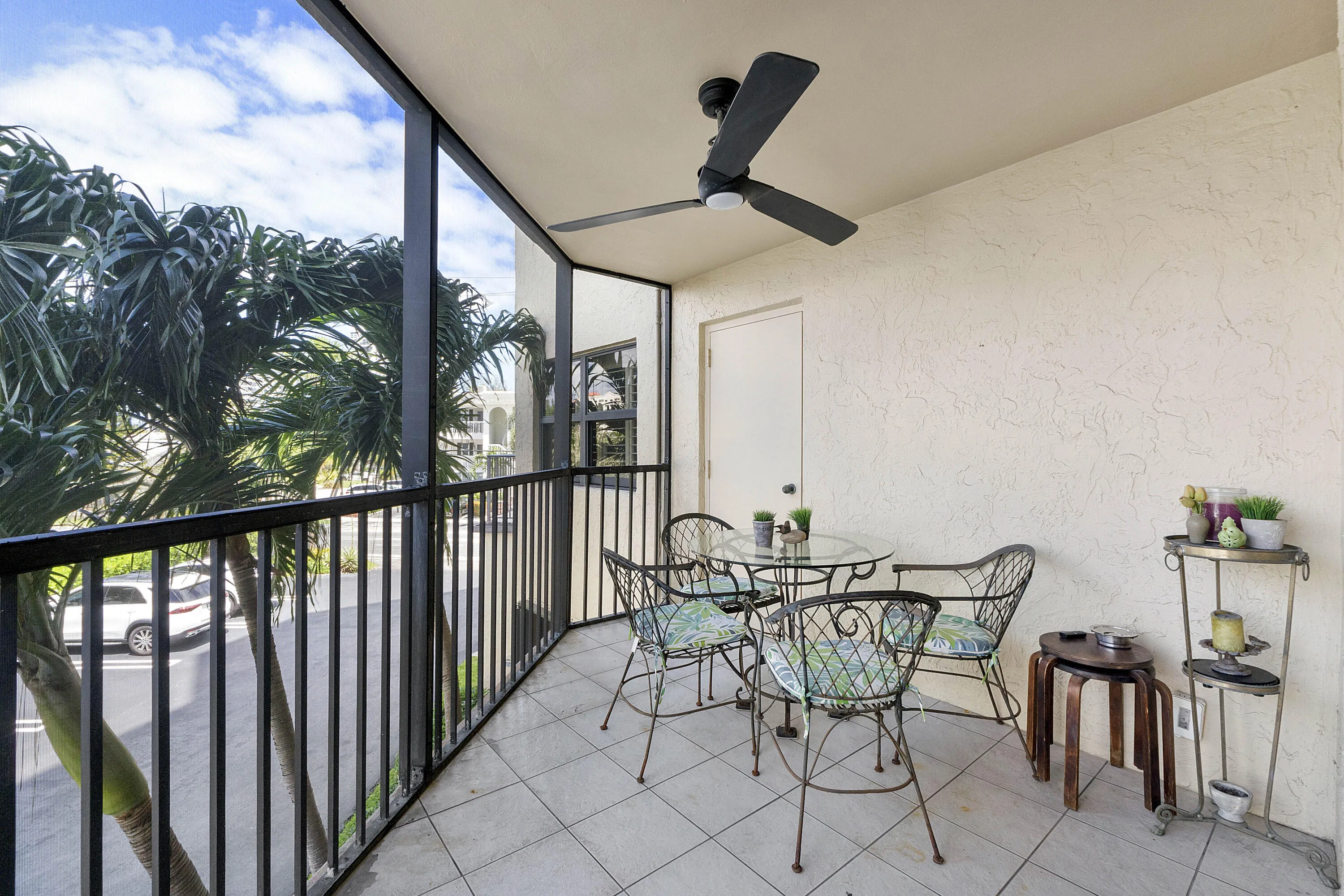 501 N Riverside Dr u203_044