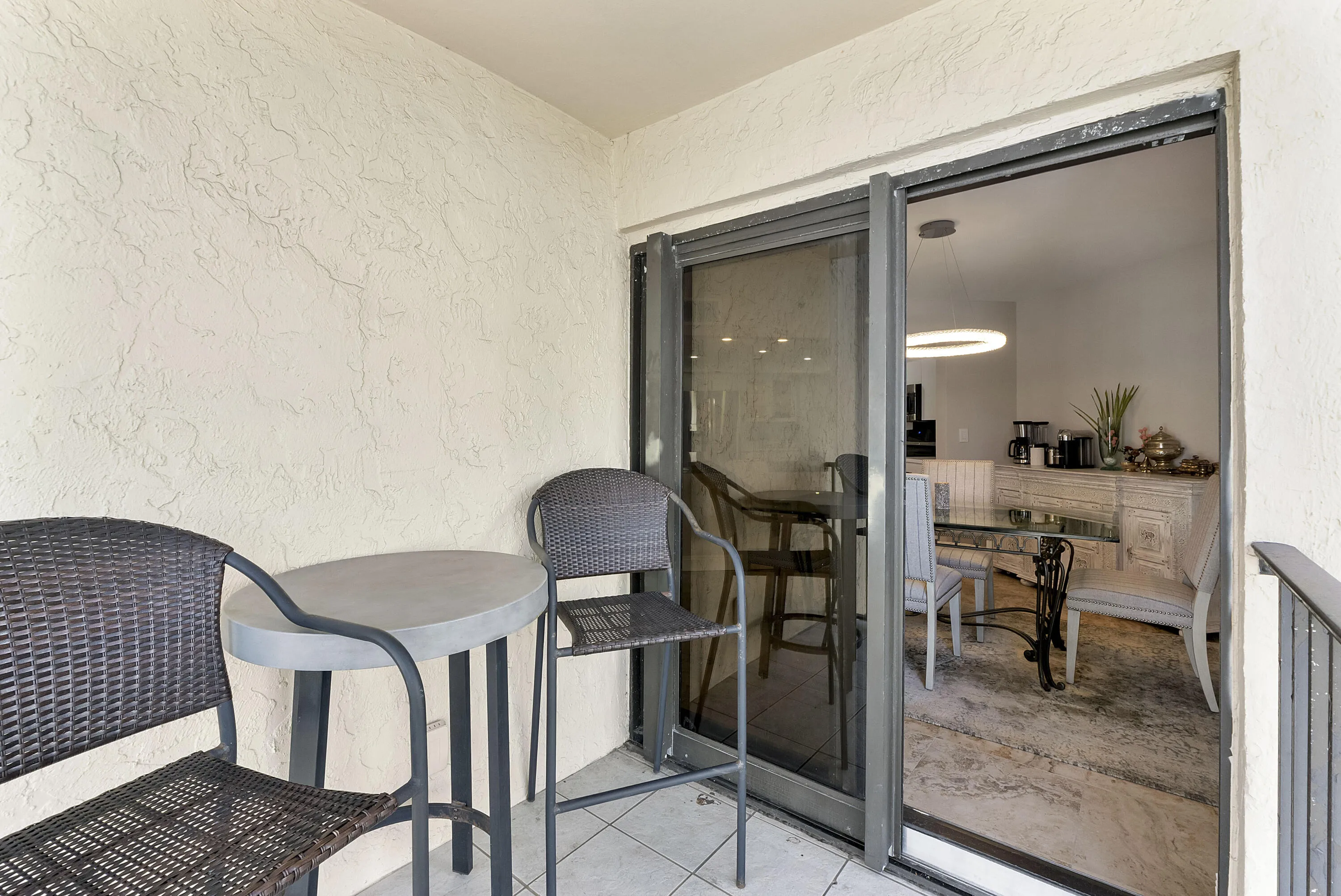 501 N Riverside Dr u203_042
