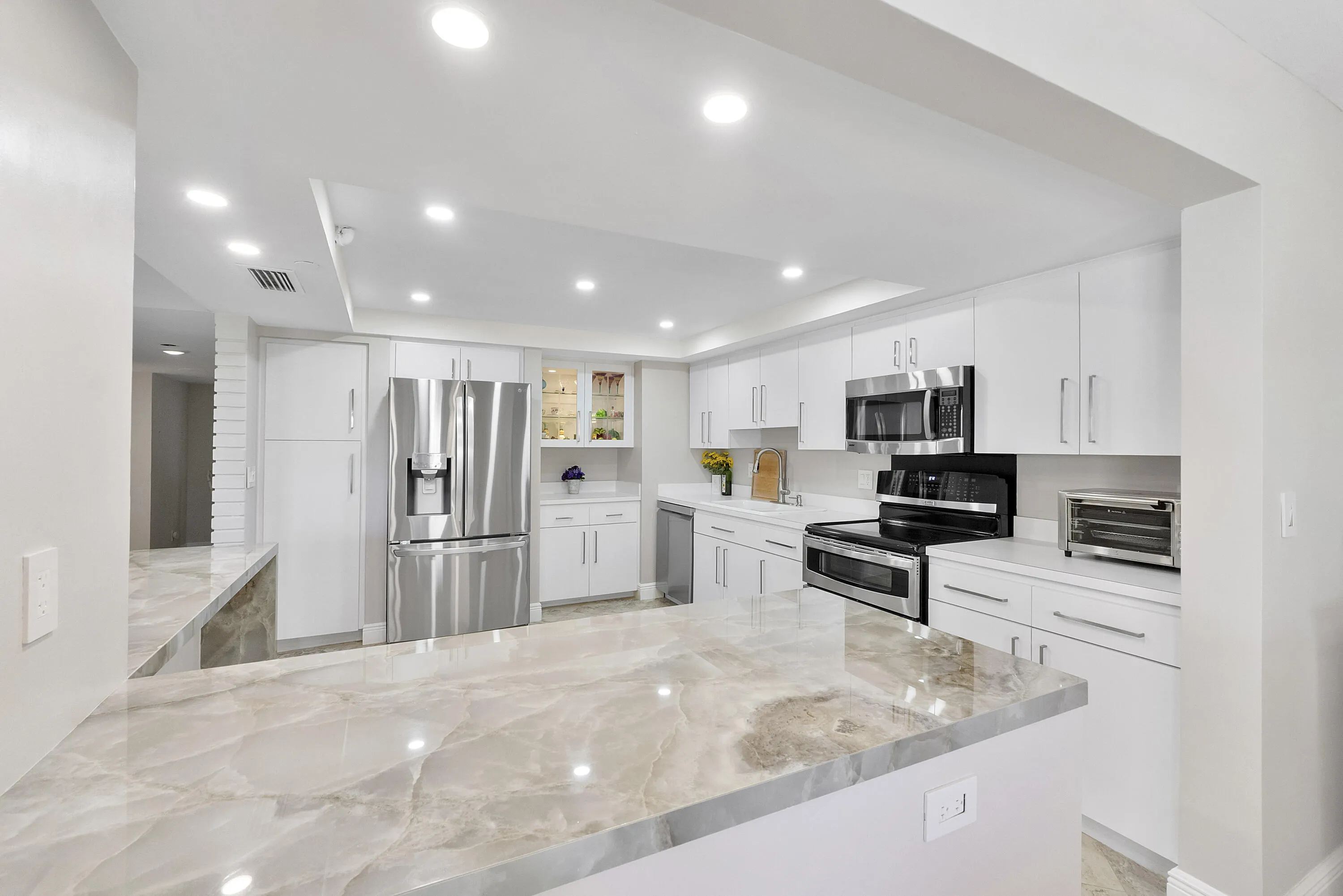 501 N Riverside Dr u203_032