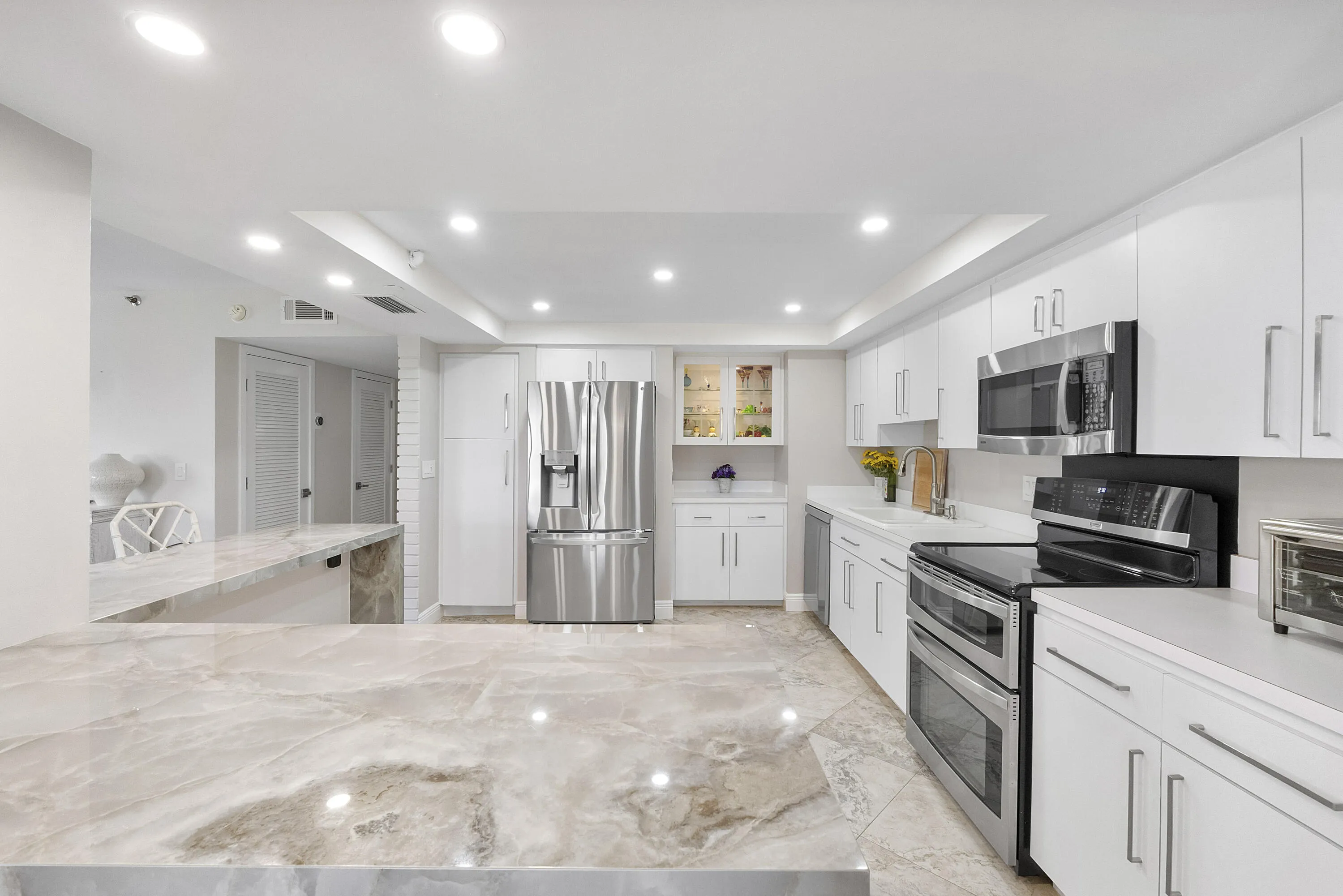 501 N Riverside Dr u203_033