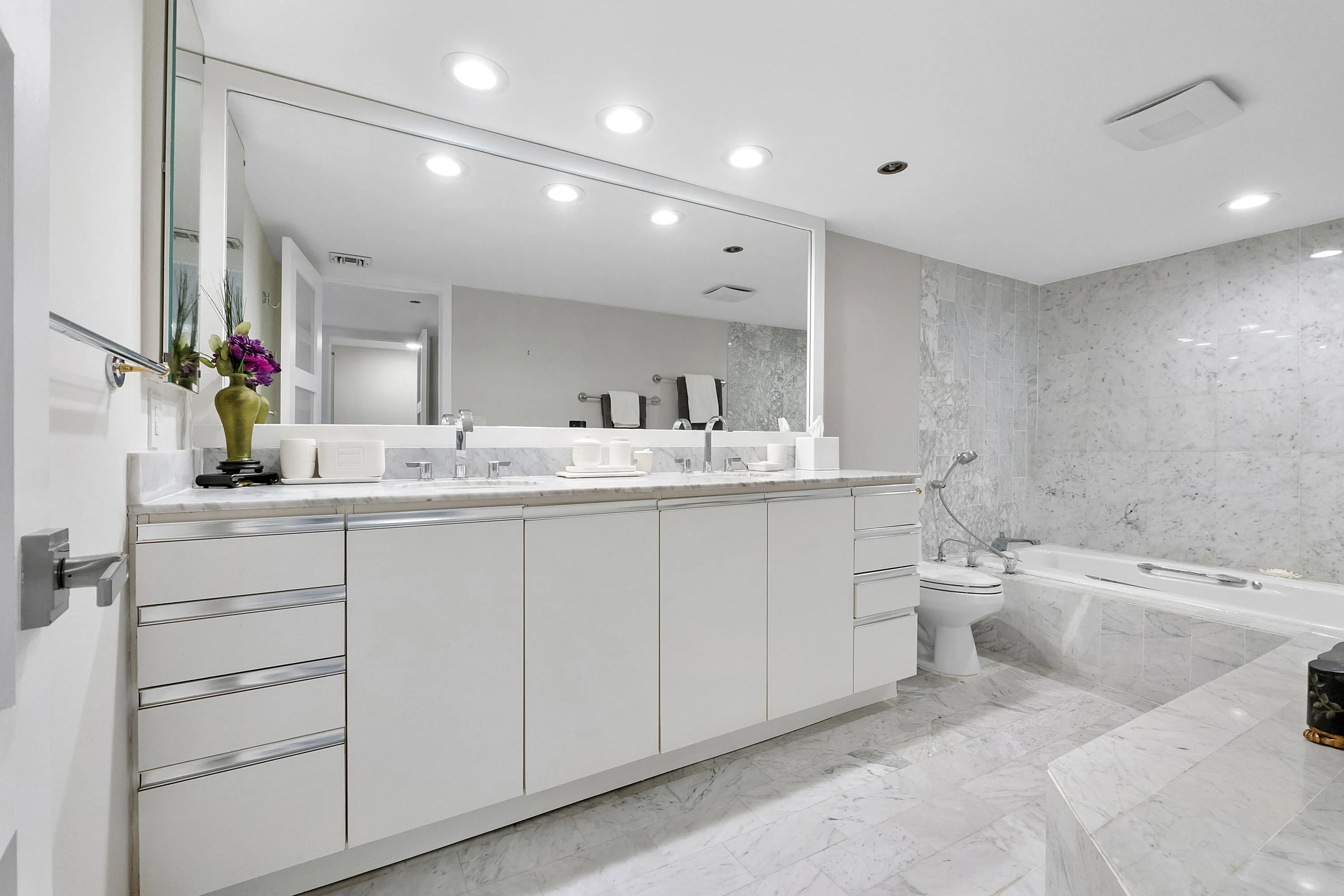 501 N Riverside Dr u203_023