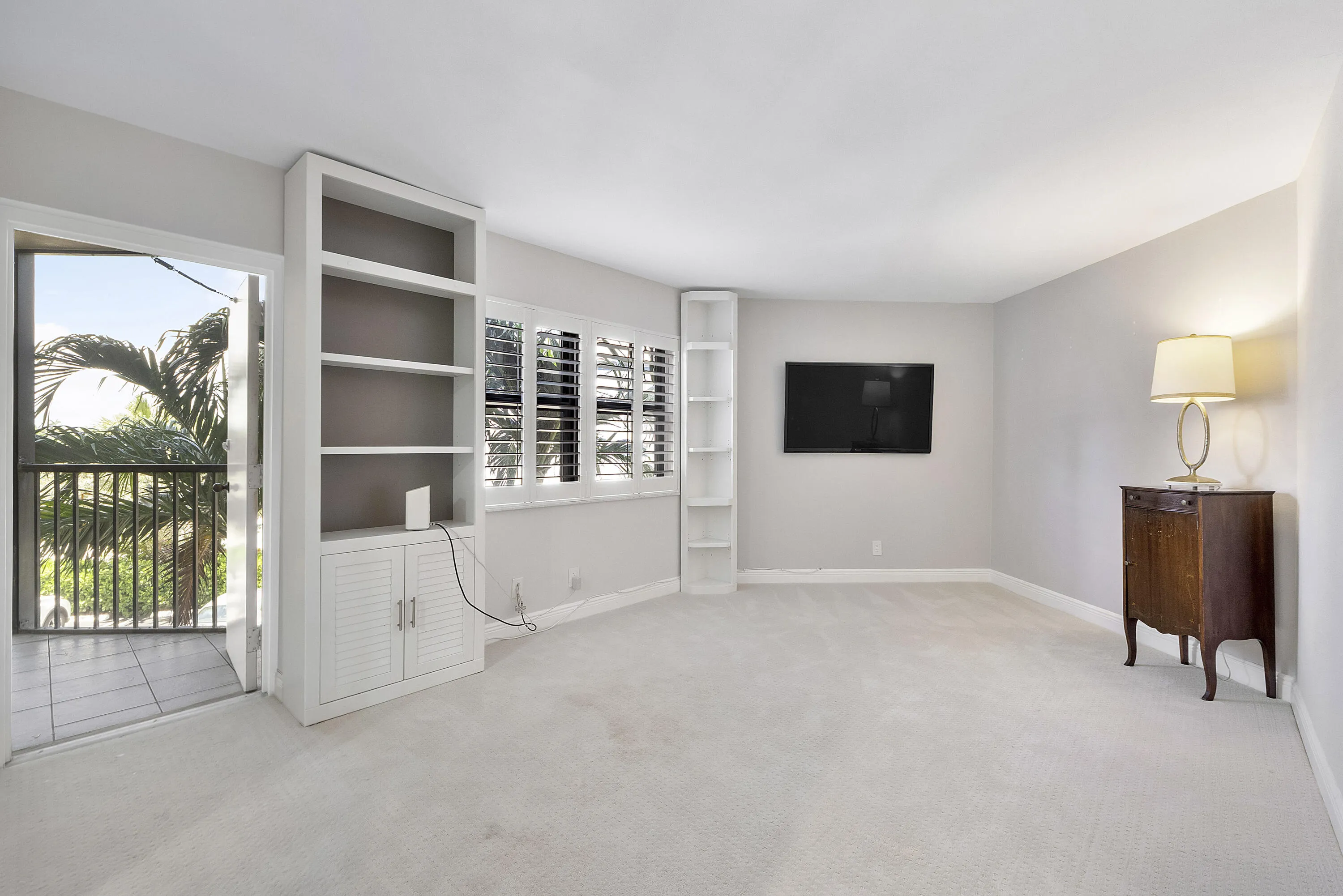 501 N Riverside Dr u203_015