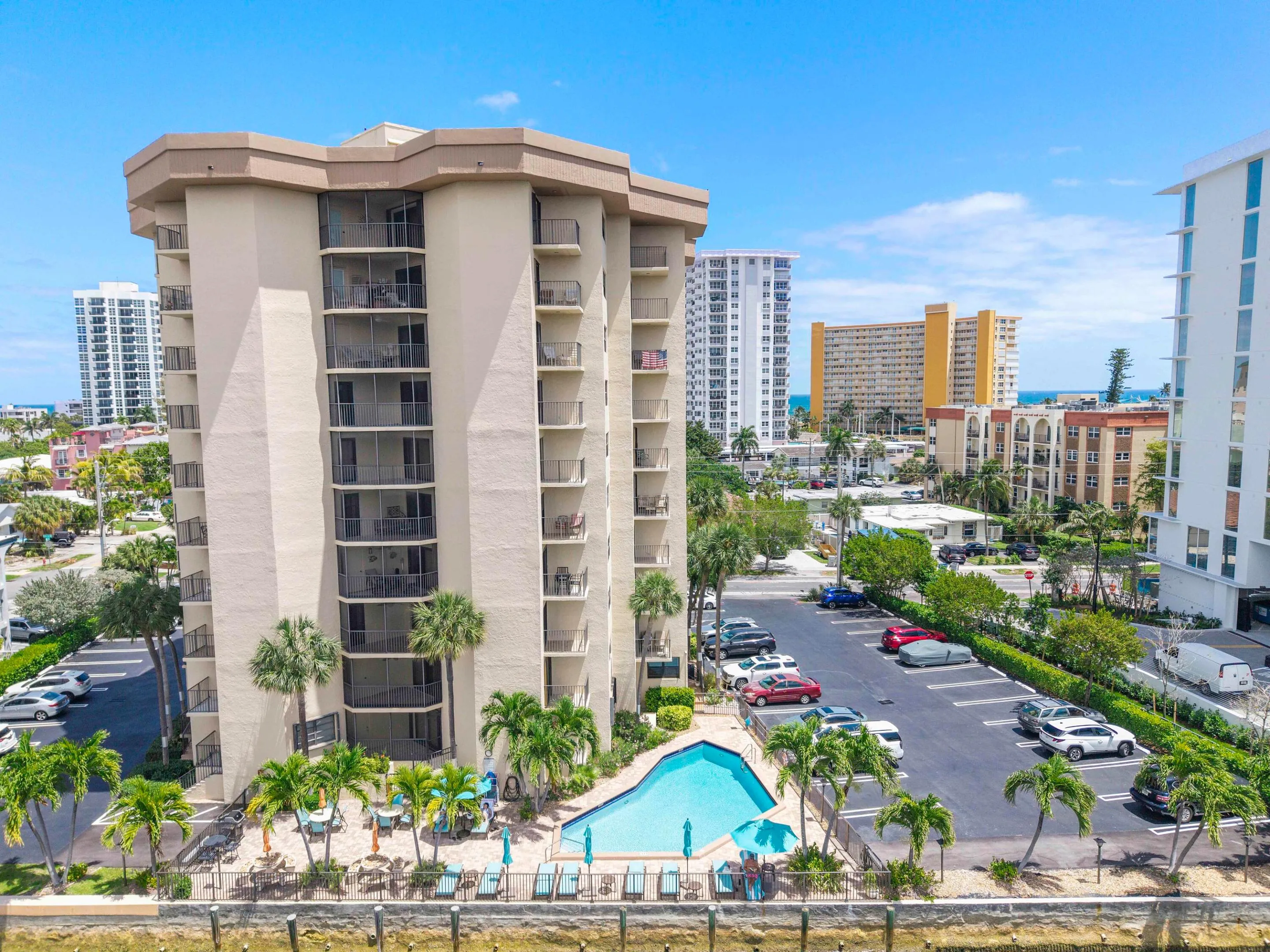 501 N Riverside Dr u203_011