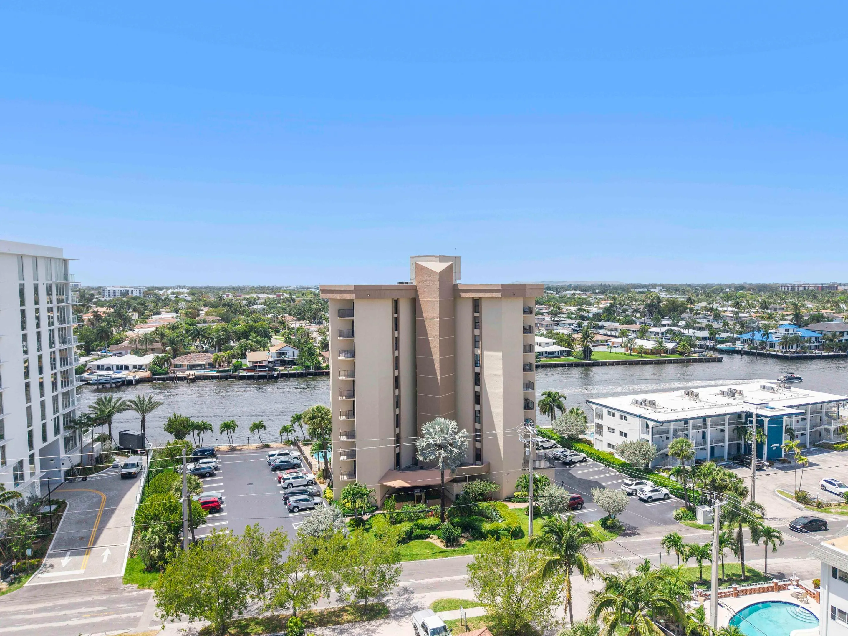 501 N Riverside Dr u203_001