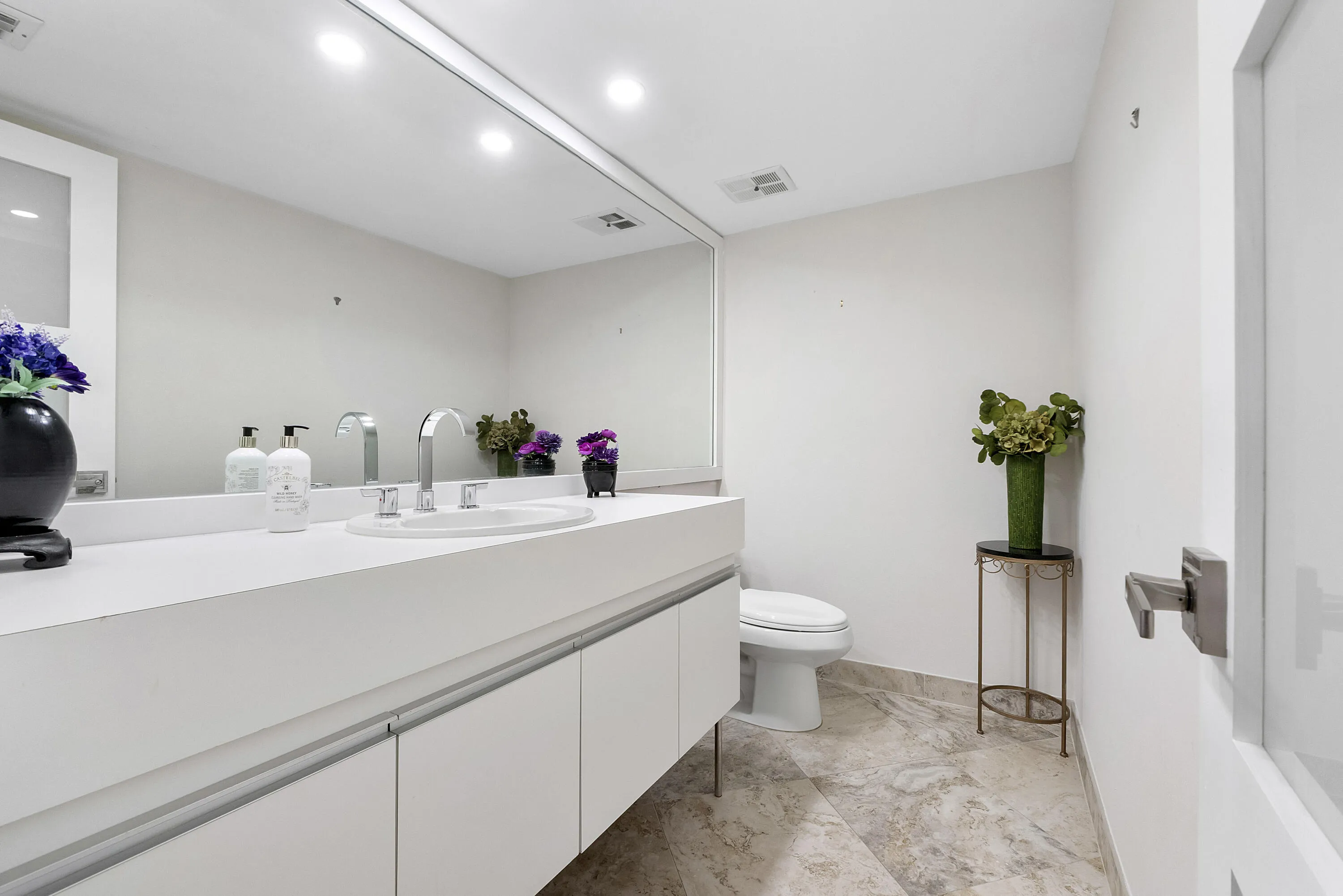 501 N Riverside Dr u203_014