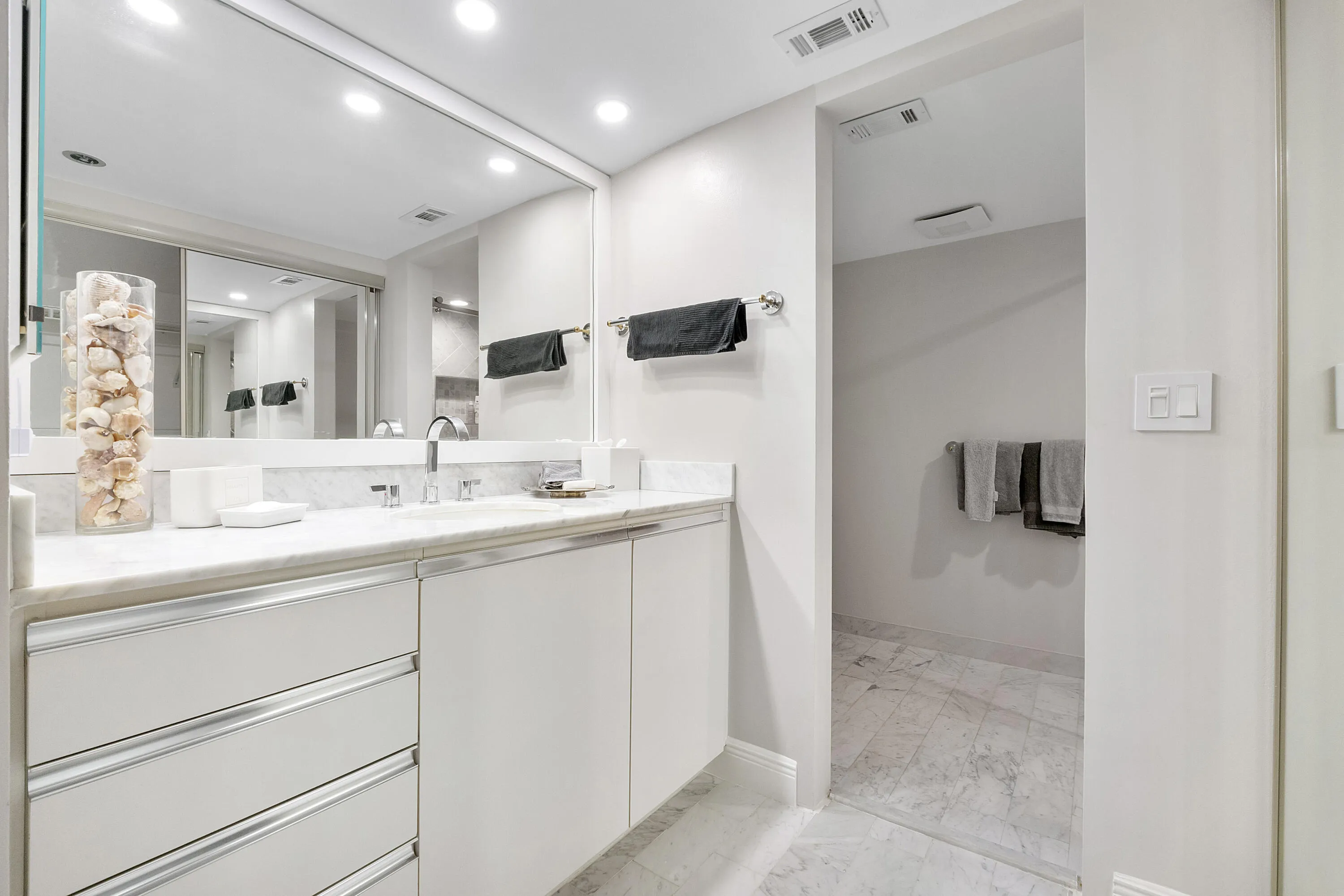 501 N Riverside Dr u203_017