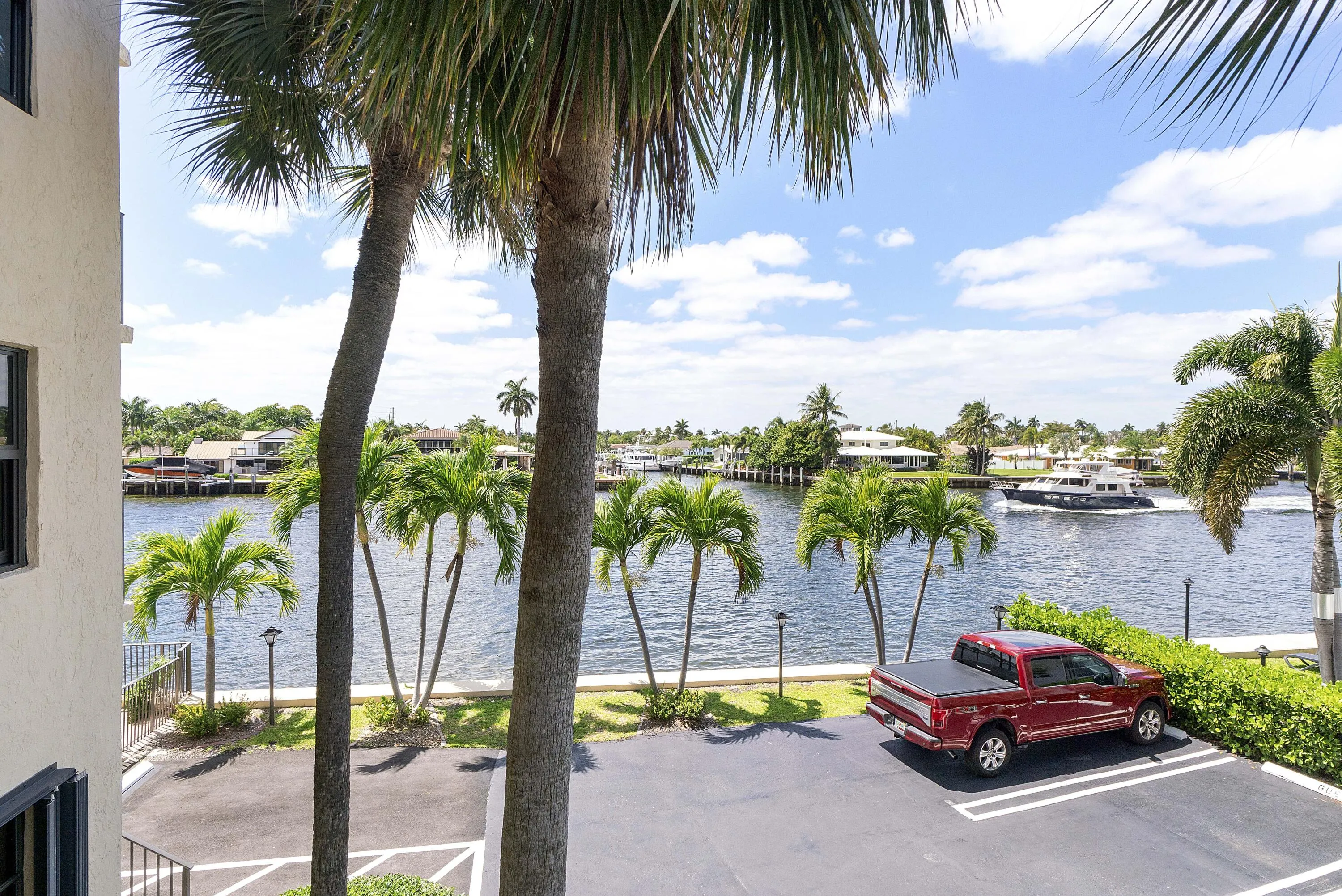 501 N Riverside Dr u203_043